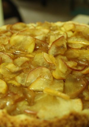 A picture of Apple crumble (in a cooker).