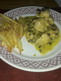 Una foto de Pechuga de pollo al verdeo con papas fritas