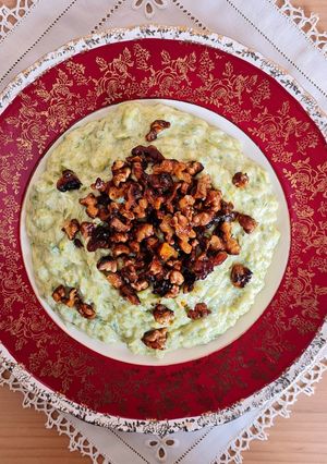 Una foto de Ensalada de calabacín o zucchini con nueces al pimentón 🇹🇷 Ensalada turca