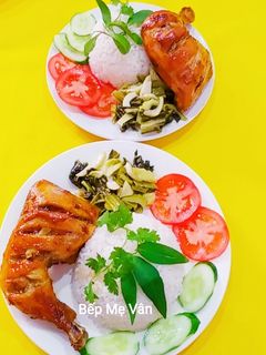 Hình của món Cơm trắng ăn kèm đùi gà nướng nồi chiên không dầu.