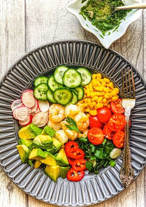 O poză a rețetei Salată de avocado cu creveți și vinegretă de citrice.