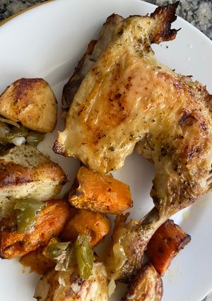 Una foto de Pollo con papas y boniatos al horno
