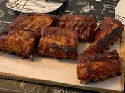 Una foto de costillas de cerdo al romero