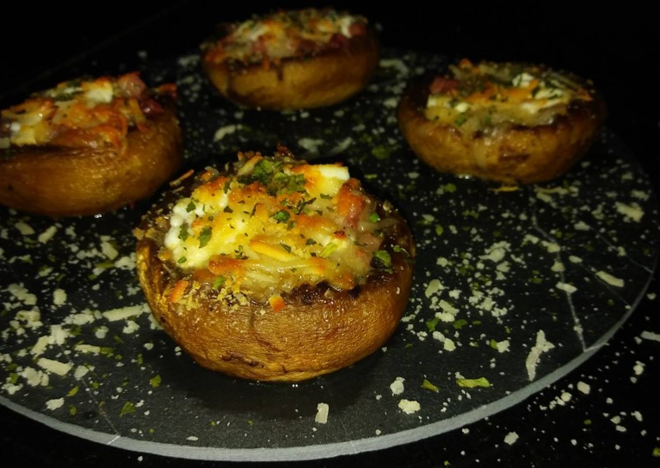 Champiñones rellenos de jamón y queso de cabra