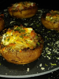 Una foto de Champiñones rellenos de jamón y queso de cabra