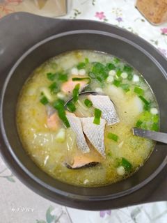 奶油洋蔥鮭魚味增湯 的食譜成品照片