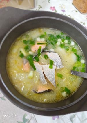 奶油洋蔥鮭魚味增湯 的食譜成品照片