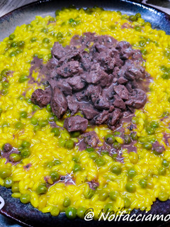 Foto di Risotto allo zafferano, fegatini di pollo e piselli
