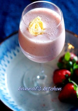A picture of Starbucks style strawberry milkshake.