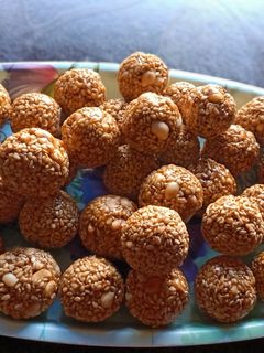 तीळ गुळ लाडू (til gul laddu recipe in marathi) रेसिपी चे मुख्य फोटो