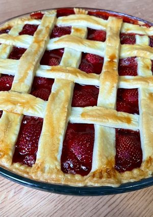 Menet közben kitalált epres pite recept fotója