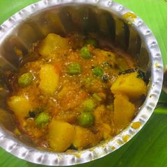 A picture of Aloo Muttor Halwai Style.