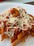 Penne com camarão ao molho de tomate