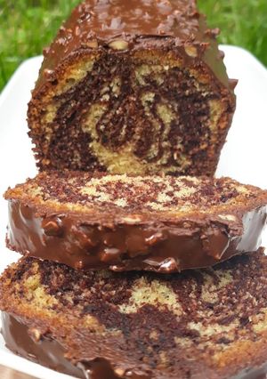 Une photo de Cake marbré nappage chocolat noisette