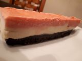 Torta helada doble mousse de chocolate blanco y frutilla