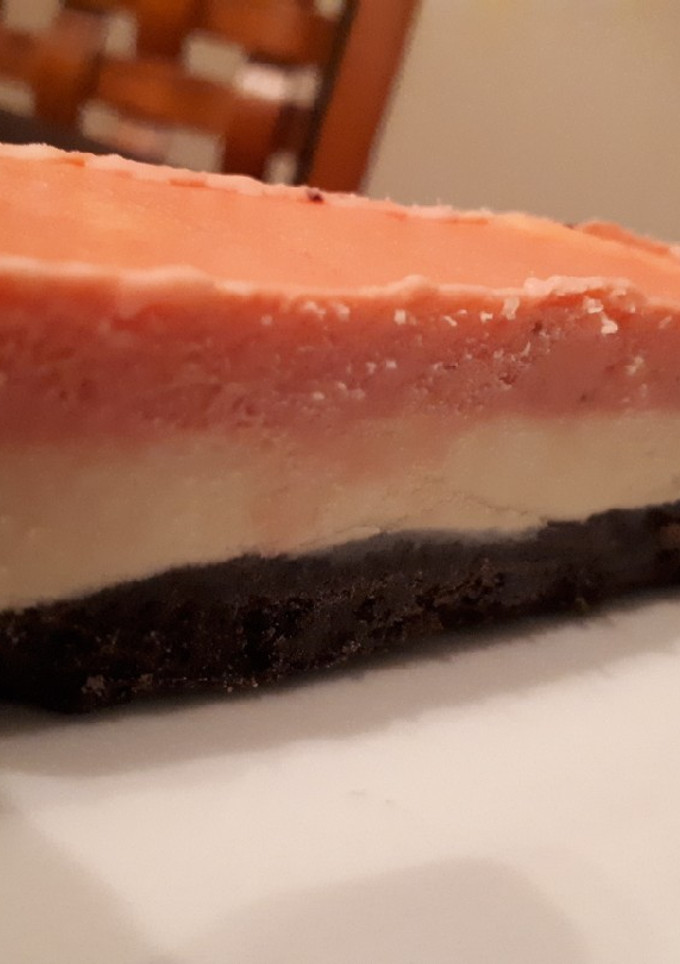 Una foto de Torta helada doble mousse de chocolate blanco y frutilla