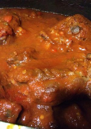 Una foto de Osobuco en salsa con papas