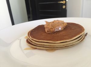 صورة لوصفة بان كيك محلّى بالعسل وزبدة الفول السوداني 😋❤