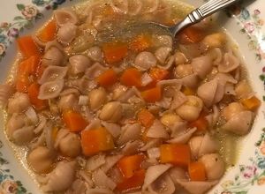 Una foto de SOPA DE PASTA CON GARBANZOS - 2