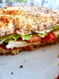 Sándwich de queso panela y aderezo chipotle