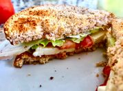 Una foto de aderezos para sándwich