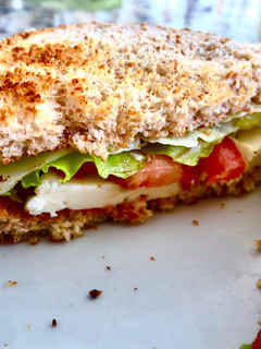 Una foto de Sándwich de queso panela y aderezo chipotle