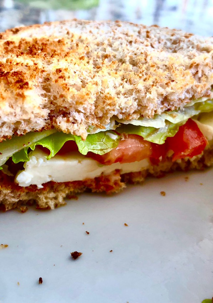Una foto de Sándwich de queso panela y aderezo chipotle