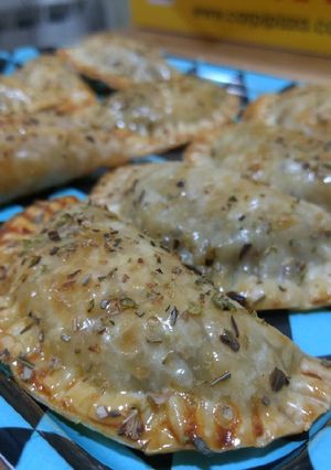 Una foto de Empanadillas al horno de cebolla, champiñones y bacon ahumado