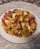 Ensalada de patata con pimientos asados, guisantes, huevo y atún