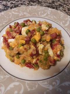 Una foto de Ensalada de patata con pimientos asados, guisantes, huevo y atún
