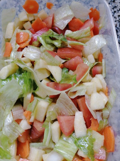 Una foto de Ensalada de manzana, tomate y zanahoria