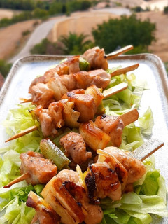 Una foto de Yakitori (brochetas de pollo)