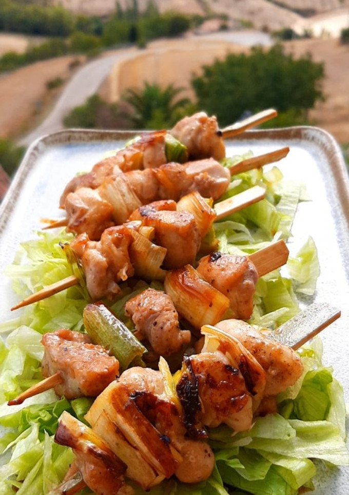 Una foto de Yakitori (brochetas de pollo)
