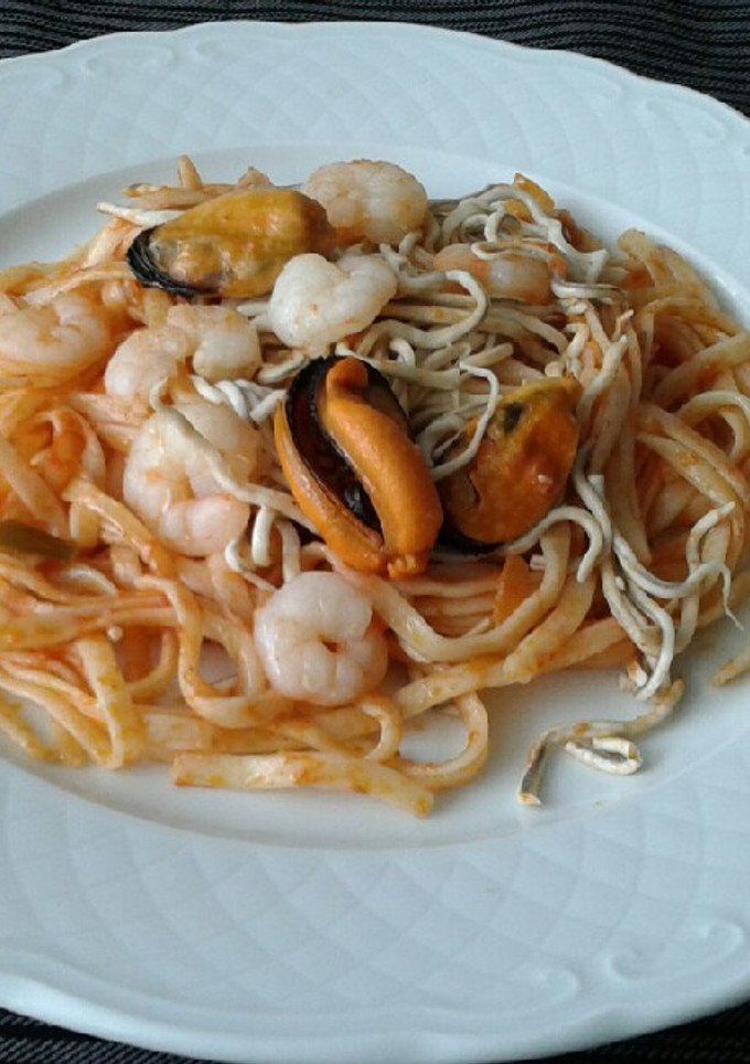 Una foto de Apto para diabéticos - Tallarines con gambas, mejillones
