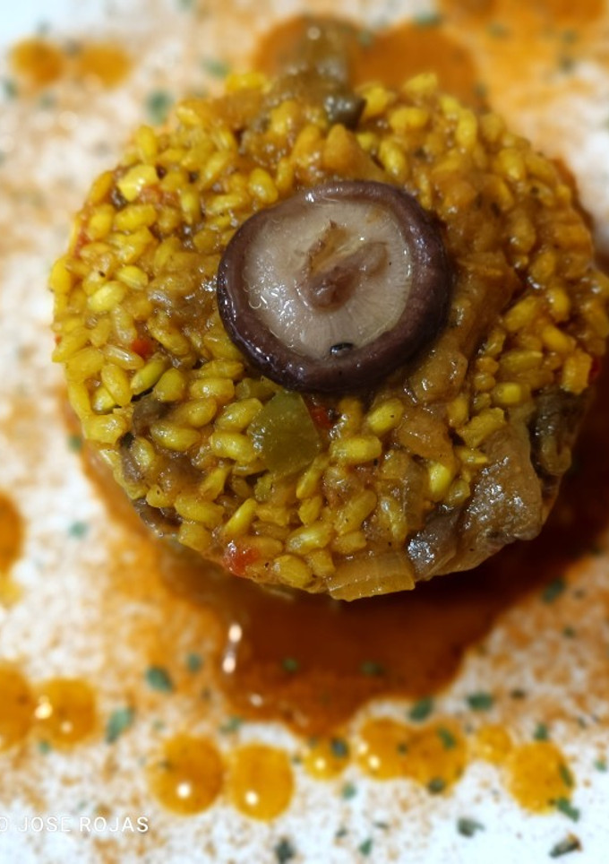 Una foto de Arroz integral con setas y curry