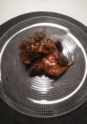 Una foto de Conejo de monte con shiitakes
