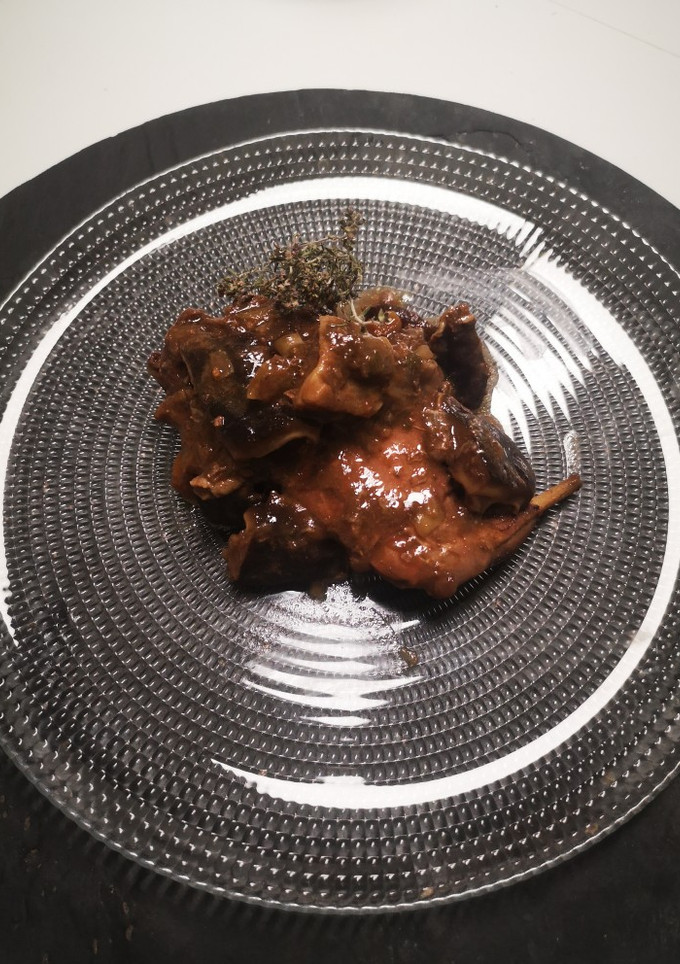 Una foto de Conejo de monte con shiitakes