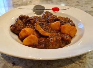 Una foto de Morcillo de ternera guisado con champiñones y patatas