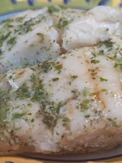 Una foto de Bacalao a la plancha con picada de ajo, perejil y orégano