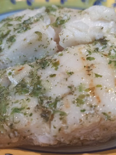 Una foto de Bacalao a la plancha con picada de ajo, perejil y orégano