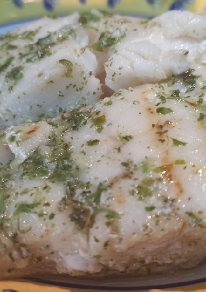 Una foto de Bacalao a la plancha con picada de ajo, perejil y orégano