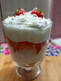 Erdbeer-Mascarpone-Joghurt-Dessert im Glas