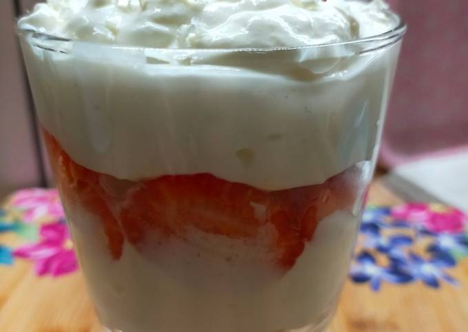 Erdbeeren Mascarpone- Joghurt  Dessert  im Glas