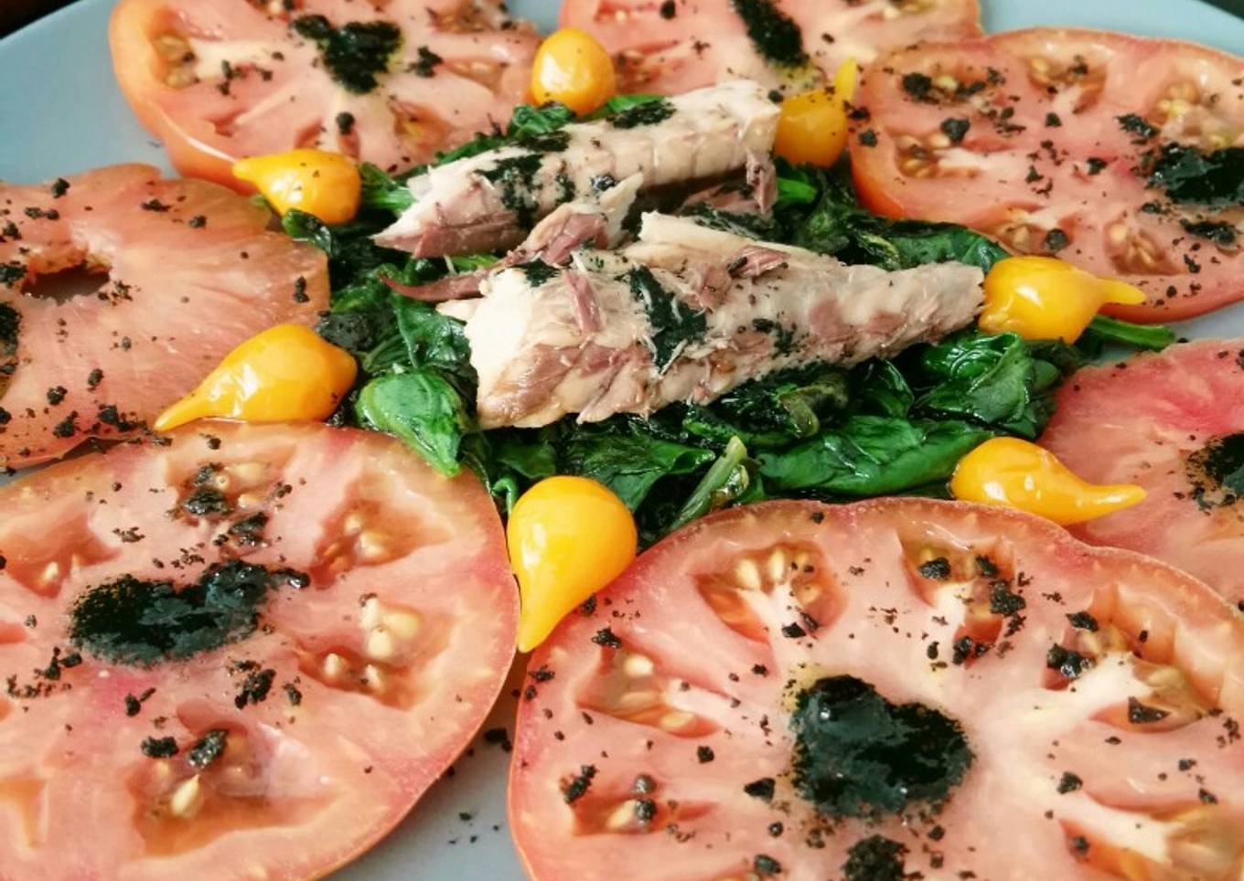 Ensalada de caballa,tomate, espinacas y vinagreta de espirulina