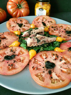 Una foto de Ensalada de caballa,tomate, espinacas y vinagreta de espirulina