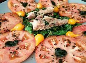Foto principal de Ensalada de caballa,tomate, espinacas y vinagreta de espirulina