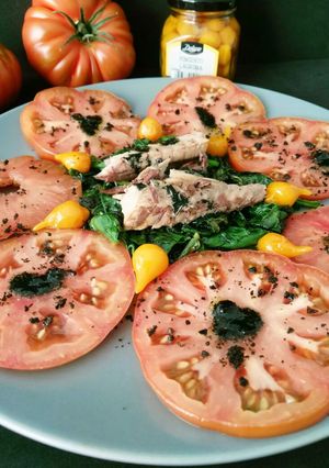 Una foto de Ensalada de caballa,tomate, espinacas y vinagreta de espirulina