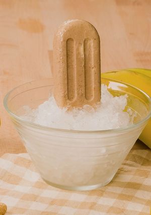 Una foto de Helado de plátano y cacahuete - Moldes de helado apilables | Lékué