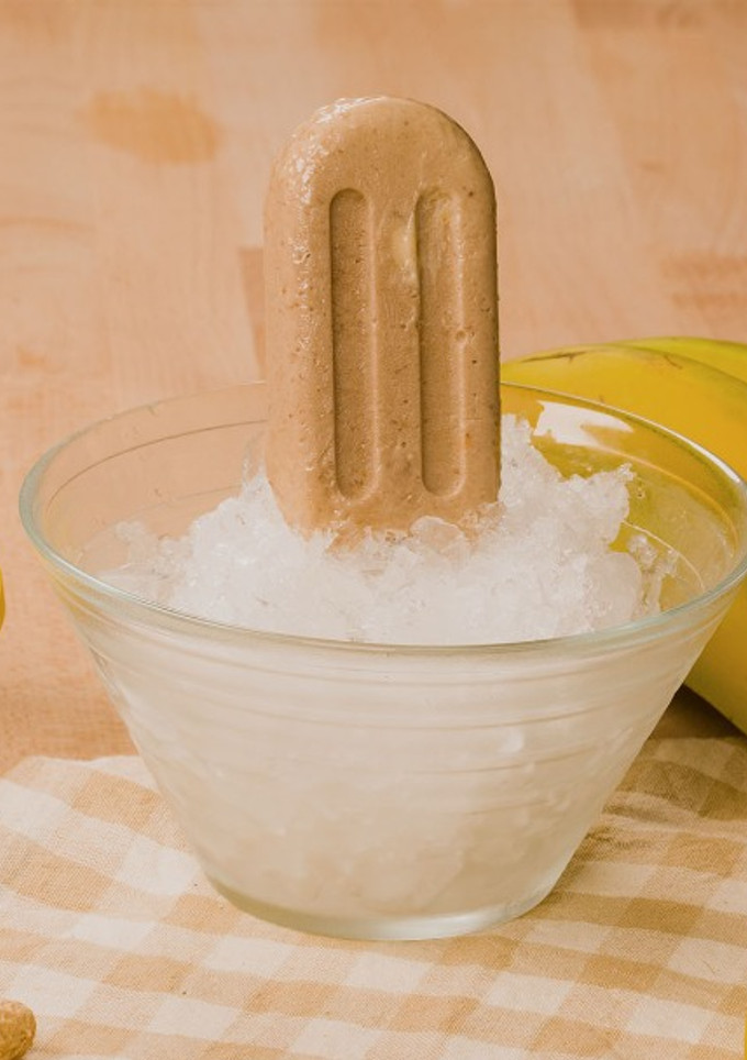 Una foto de Helado de plátano y cacahuete - Moldes de helado apilables | Lékué