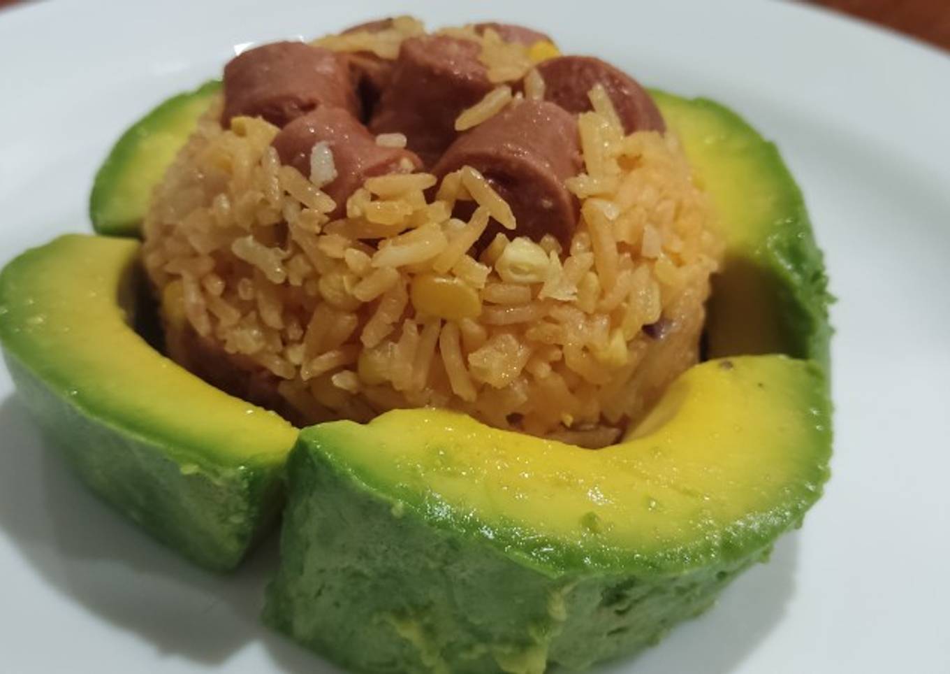 Arroz con salchichas y maíz